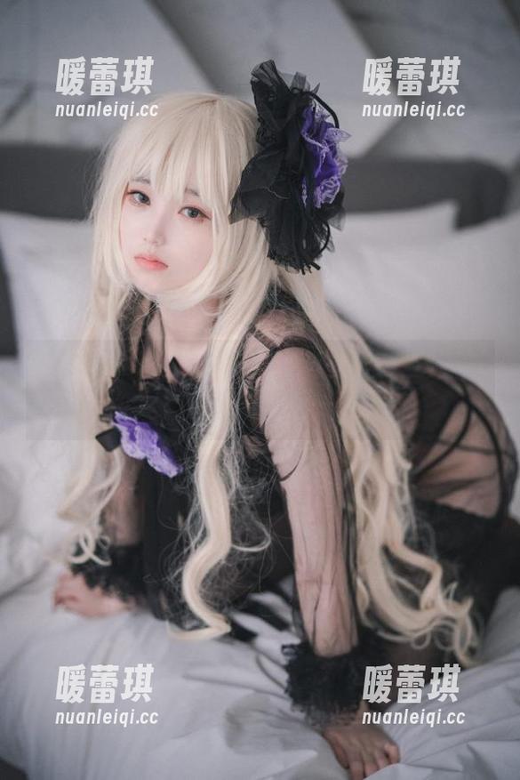 在Bambi(밤비)的裤里丝里翻滚：最新写真，谁来帮我翻一下？