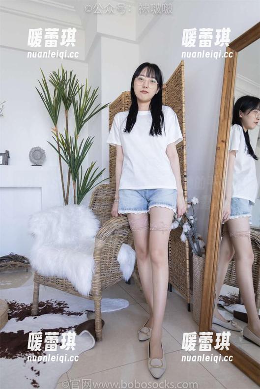 BoBoSocks袜啵啵-小安 BoBoSocks袜啵啵 - 小安与她的平底鞋:一场无圣光写真中的随性流露。