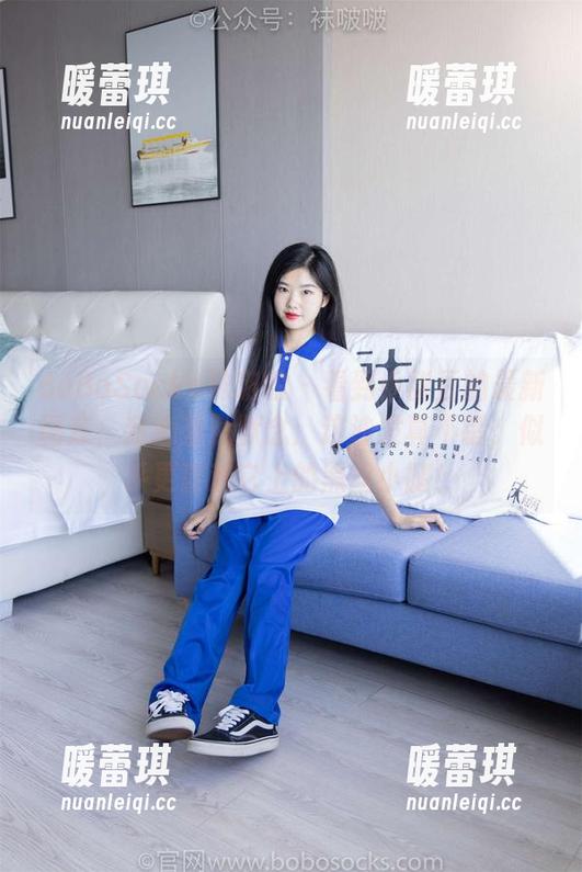 BoBoSocks袜啵啵 - 看到小甜豆的最新图库，我心里默默念：这沙发真不错，似乎更喜欢它上的黑丝小腿！