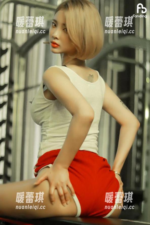 纯白色的Hyoyeon(김효연)福利！图片里的轻松气氛，像是懒散的周末早晨呀～