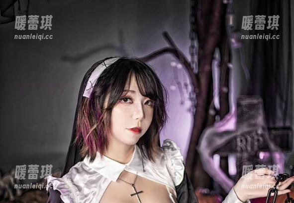 蓝色妖姬现身，原图中的Leah梓未真有一股别样的诱惑，这姿态，呵呵
