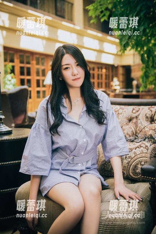 TouTiao头条女神 - JennyR最新作品集：薄荷绿的夏天，竟让我想起了小时候的夏天草地。