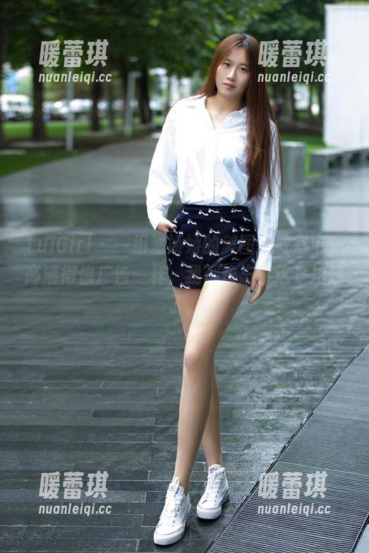 TuiGirl - 一组潘娇娇的美图在教室中，高清得像广告一样，我都快忘了这是拍照了。