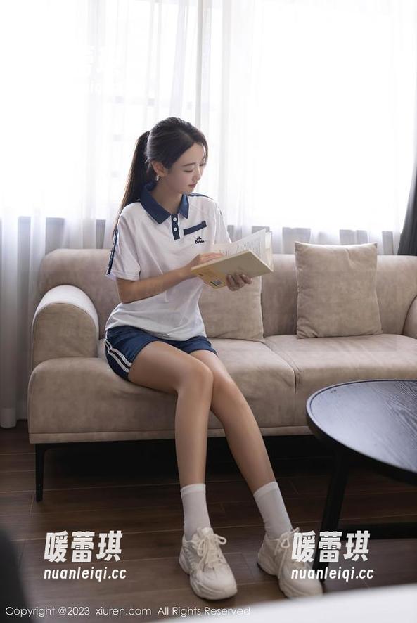 Xiuren秀人网 - 圣诞氛围下，张庭蓉的原图让人想起了童年的那份单纯。