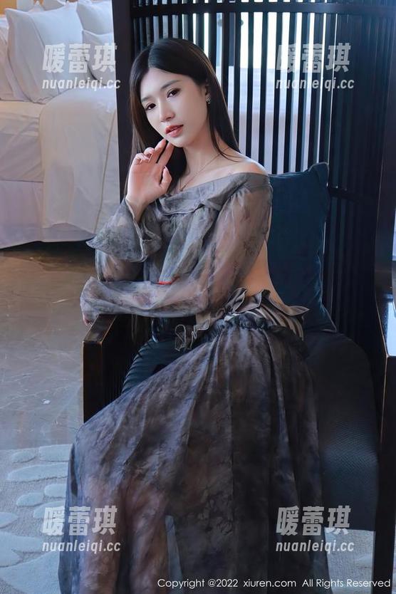 Xiuren秀人网-徐微微mia Xiuren秀人网 - 徐微微mia成照片中的校园女神,校服穿出新高度。