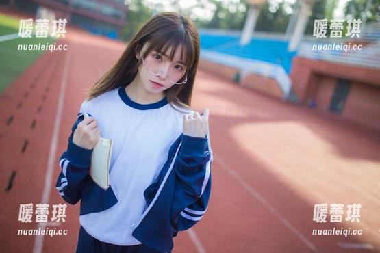 白裙在风中舞动，kitaro绮太郎的写真让我心神荡漾。图包里还有啥？
