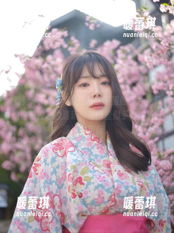 看到wuyo(우요)这身水手服的图片，真想立刻去海边游玩，原图里似乎都能听到海浪的声音。