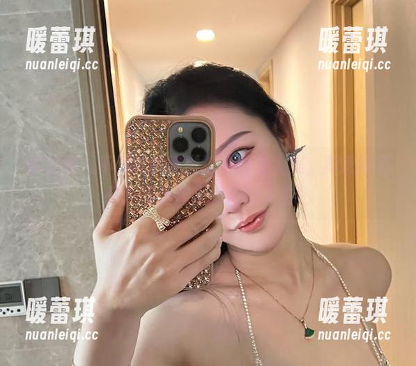 微密圈 - 不爱笑的赛琳这身皮衣太美，真想问问是从哪里淘来的美图人生！