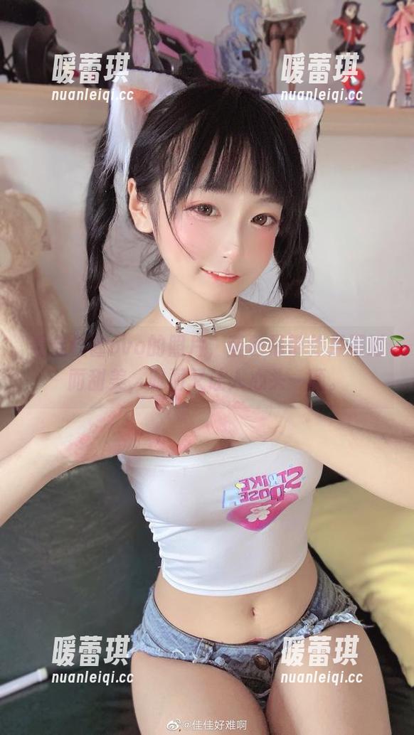 看佳佳酱ovo的照片，蓝色吊带体操服时而甜美，时而又让人心头一颤。