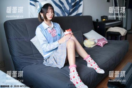 薄纱+欢快红色，“喵糖映画”的圣诞女郎，高清就像抢镜子的人，明晃晃地让人眼前一亮。