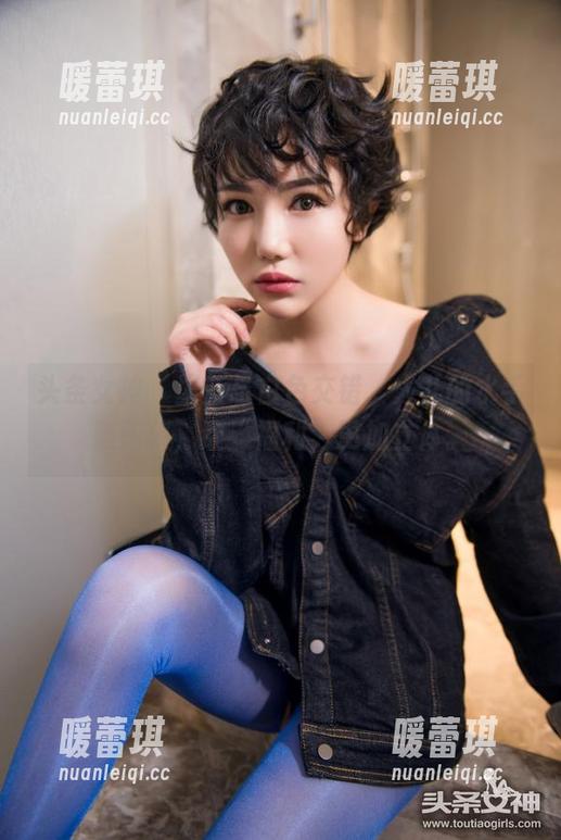 头条女神 - 墨蓝与白色交错，火儿的水手服图集，让“福利”更加立体。
