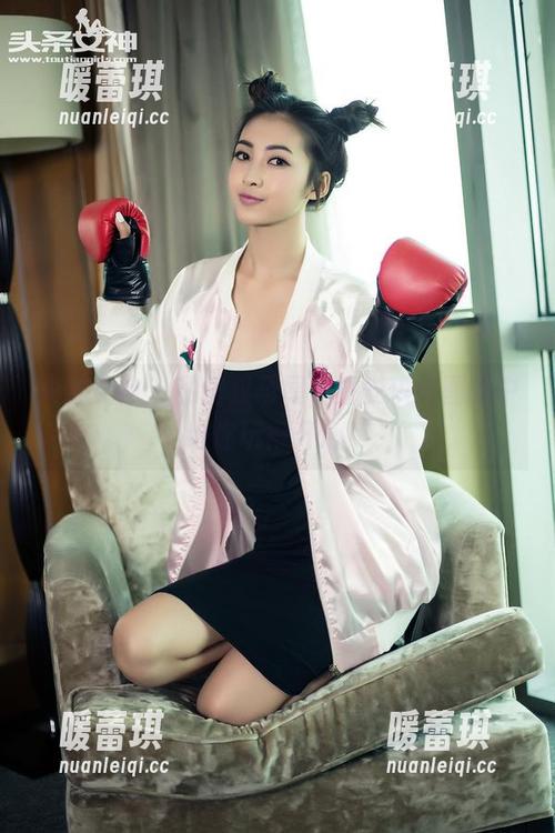 头条女神-童安琪 头条女神 - 私房双马尾,童安琪在图集中给你玩得开心!