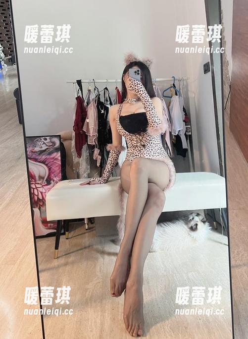 微密圈 - 吊带写真创意：小玉吃果冻的奇特穿搭灵感，挑战你的审美底线！