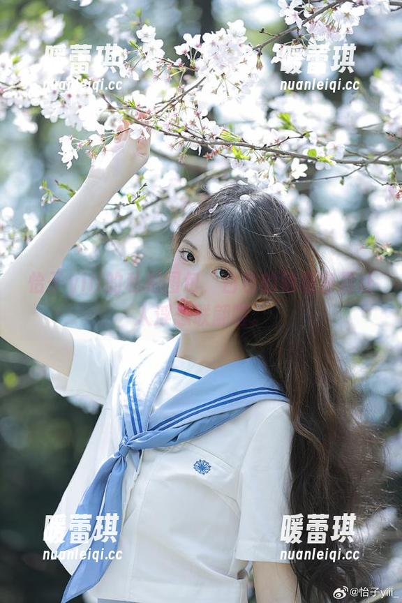 怡子yiii的私拍图包，白色的确很容易让人浮想联翩喔。