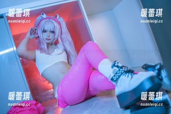 拖拉大王的高叉兔女郎：谁说搬东西不能很性感？–写真及图片