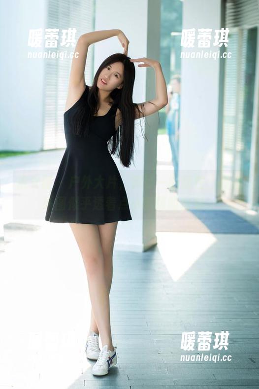 推女郎 - 户外大片，黄可一脸随性，高清原图似乎透着点小懒惰的惬意。