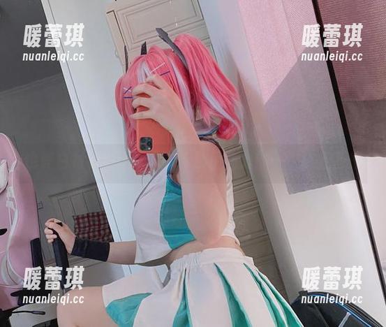 也许白衬衫cos是本末末展示功力的一次疯狂画像