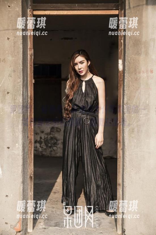 果团网 - 好神奇，莫雅淇女仆写真里的一切都像在悄悄喧哗，细微的颤动。