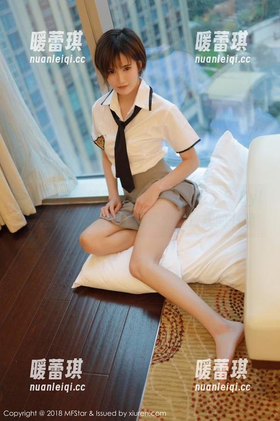 模范学院 - 镂空效果真引人注意，SiByl李思宁的私房原图真像个开放式的书架