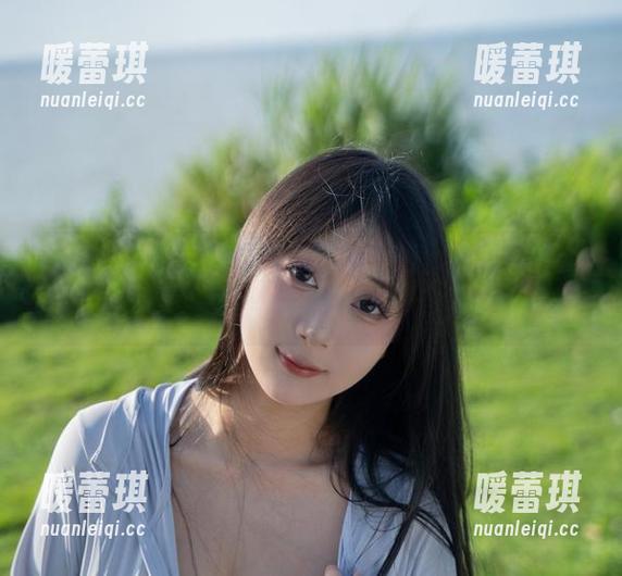 最新照片，浅安安在海边晒太阳，这叫不叫“致敬阳光”？