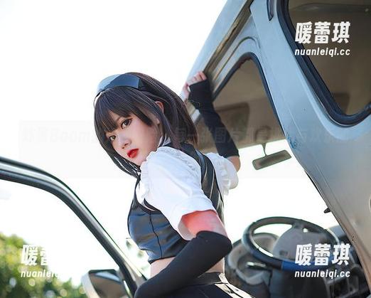 炸蛋Boom的婚纱冒险：每一张图片都是挑战与欢乐的结合