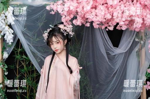 看图集时，爆机少女喵小吉在泳池的那一瞬间，我内心五味杂陈。