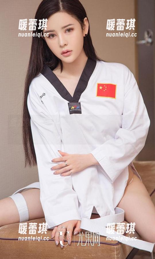 爱尤物 - 空姐造型的吴美溪，图包分享中有种无与伦比的随意感！