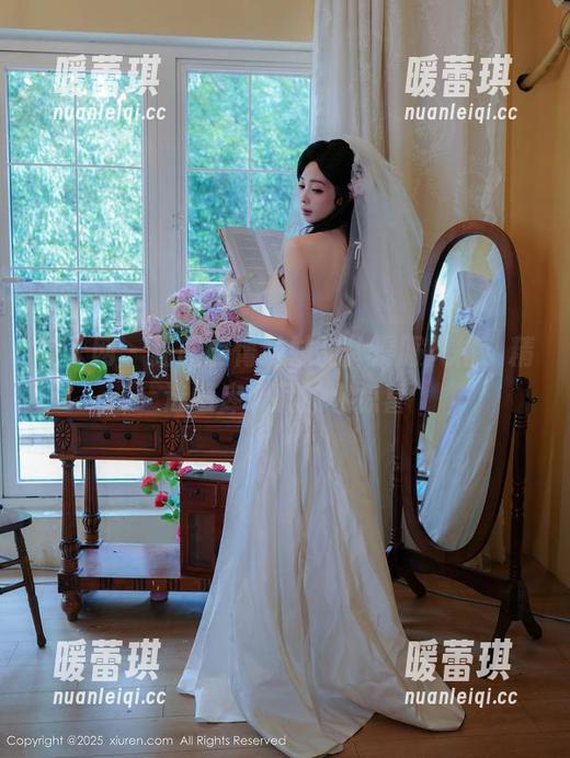 秀人网 - 猫咪巨臀妹妹的体操服风格，精选图库躲藏的小惊喜
