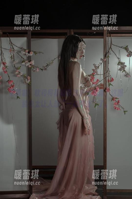 更新啦！秋和柯基的蒂法护士写真，这服装也太让人想“一拍即合”了。