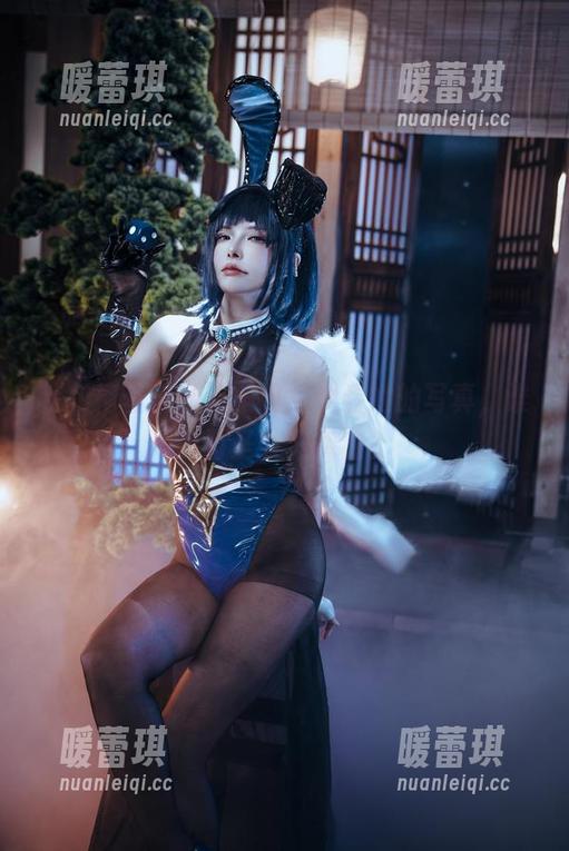 秋和柯基玩转万圣节！观看她的写真，谁说万圣节只能甜？