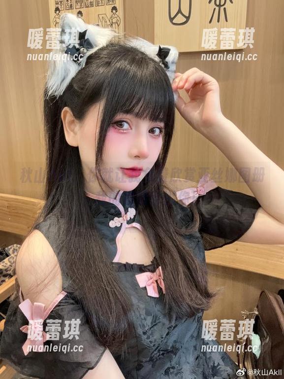 秋山AkI，你就让我免费欣赏亚丝娜图册，我的眼睛谢谢你！