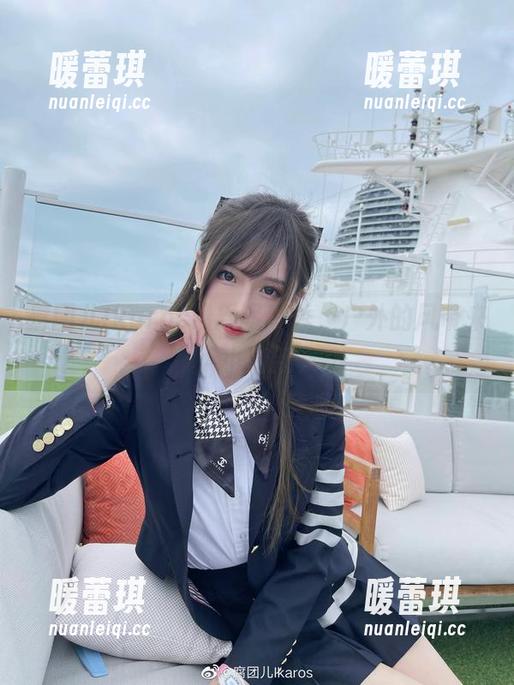 腐团儿Ikaros最新写真秀，户外的风带来小清新
