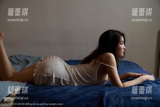 蜜桃社 - 珍妮Jeane海边写真合集：哎呀，这种随意的氛围，难道我也能试试连拍一组？