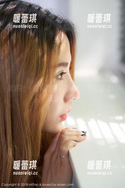 蜜桃社-铃木 蜜桃社 - 空姐制服下的铃木,写真播报:无奈的原图