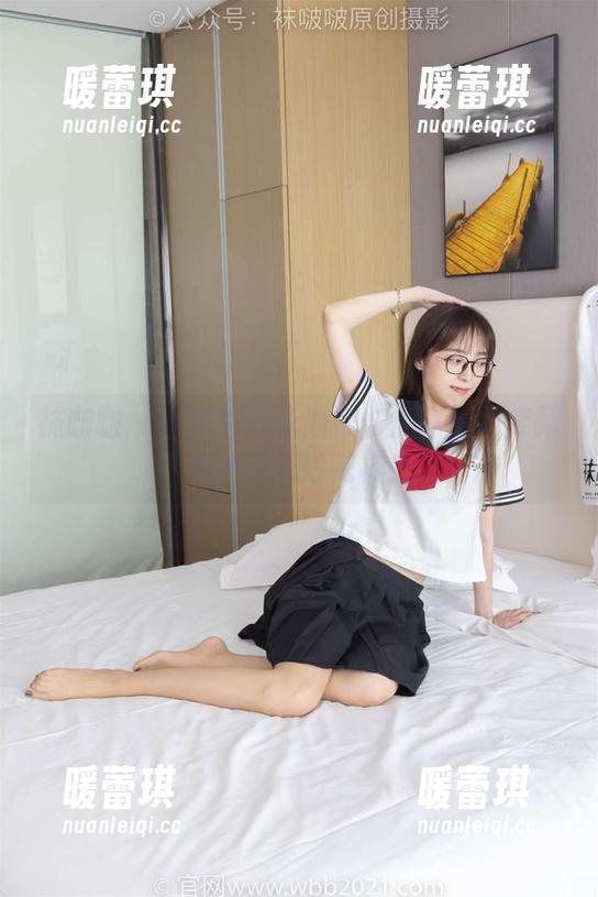 袜啵啵 - 小甜豆的泳池打卡：高清图库藏着她的绝妙花样！