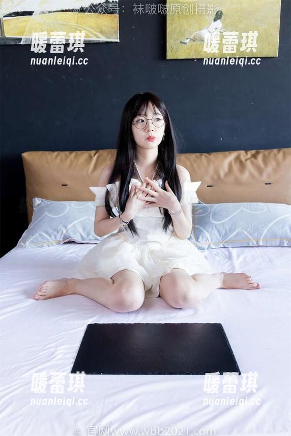 袜啵啵 - 图包里的泡芙：制服与妩媚的大胆碰撞