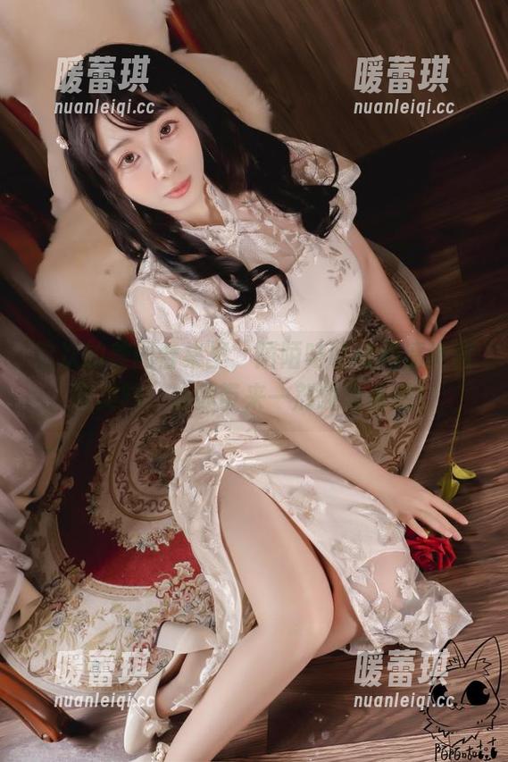 这次的美图合集里，陌陌咕咕咕用清纯调欧美味，给你带来一剂酸甜诱惑！