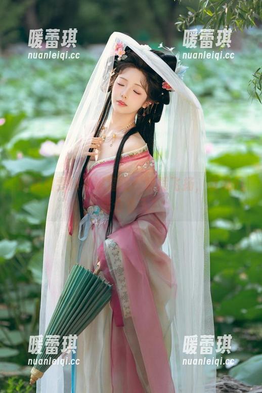 短裙和雯妹不讲道理：裙摆飞扬，谁说只适合春天？