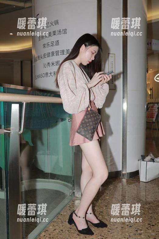 魔镜街拍 - 看婷婷穿着白色吊带裙和黑丝，升级您的视力检查，高清原图求放大！