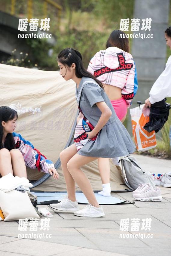 魔镜街拍 - 把工作做成美图：注册链接婷婷超-黑丝日常更新，来欣赏我们办公室的‘色’彩！